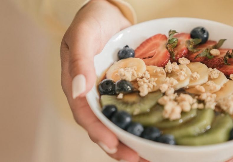 Delicious and nutritious breakfast bowl featuring fresh fruits and granola. Perfect for a healthy start.